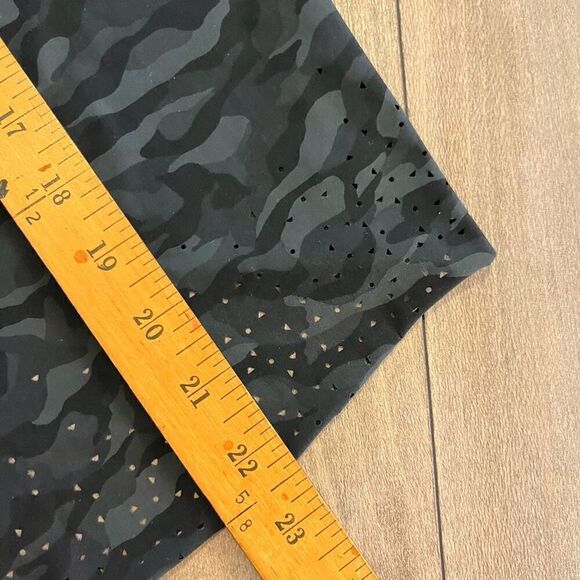 Lululemon Camo Athletic Workout Top Women  8 Bin K-18 - Picture 4 of 7